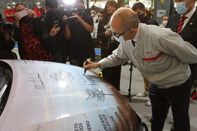 Develan placa conmemorativa con motivo del 60 aniversario de Nissan en México