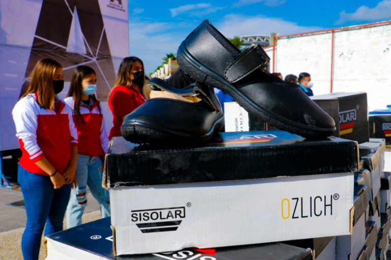 Club Necaxa entregó zapatos como parte del programa social “Iluminando tu Camino”