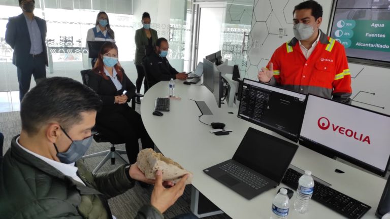 Leonardo Montañez realiza recorrido por el Centro de Monitoreo Inteligente de Veolia 