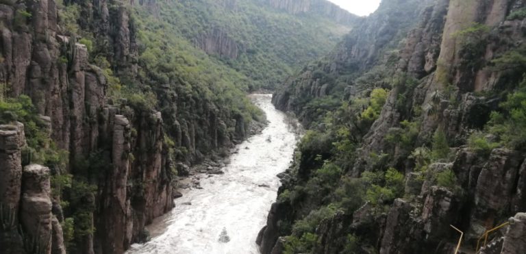 Se activa protocolo de emergencia por agua vertida en exceso de la presa de San Blas
