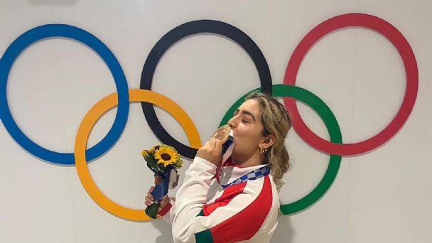 Aremi Fuentes recrimina al gobierno de BC por usar su imagen y entregarle un cheque que no existe