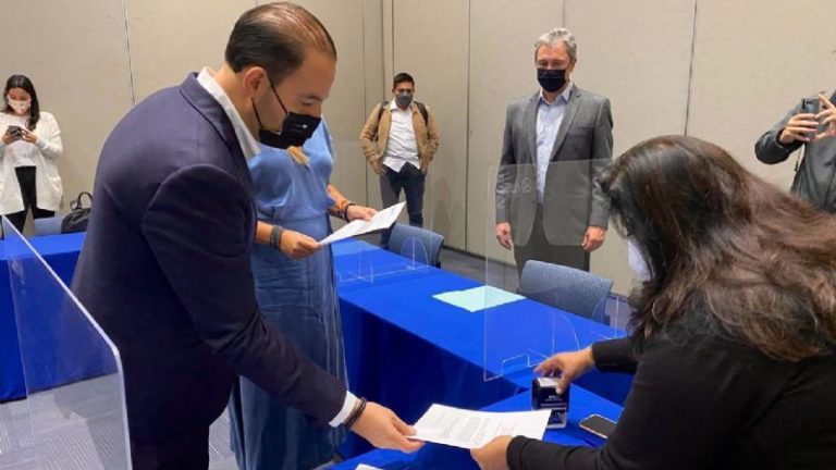 Marko Cortés entrega su carta de intención para reelegirse en el PAN