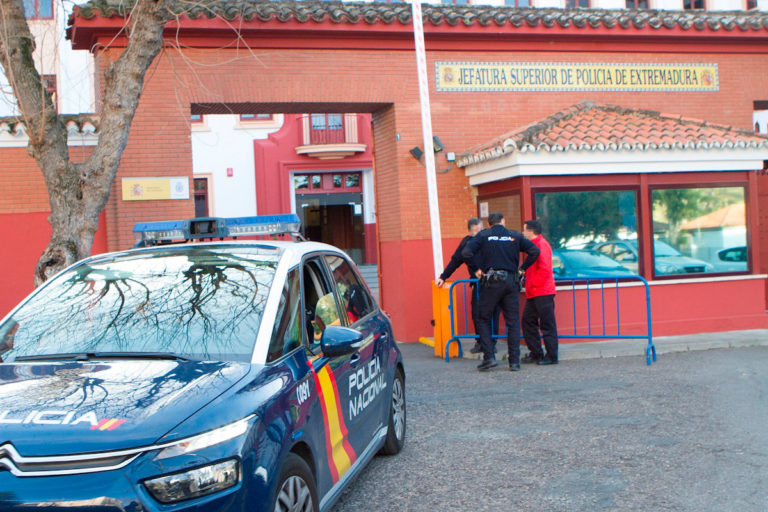 Detienen en España a narcotraficante que presumía su fortuna en TikTok junto con policías que lo protegían