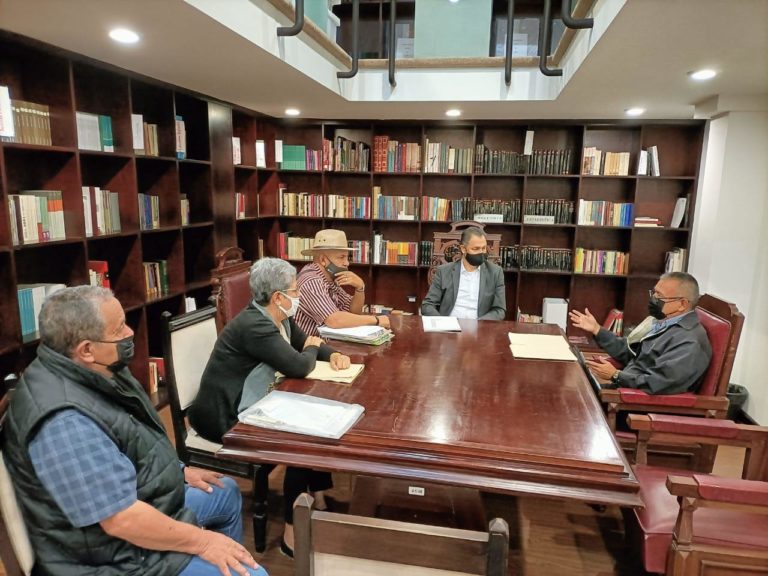 Pensionados del Isssspea se reúnen con el diputado Jaime González de León