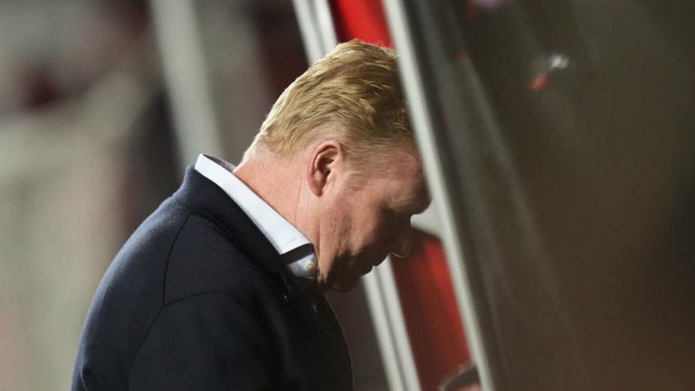 Barcelona destituye a Ronald Koeman como su entrenador
