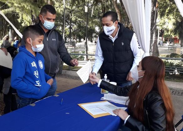 Brindan apoyo a niños y niñas para que seguir con sus estudios lo mejor preparados.