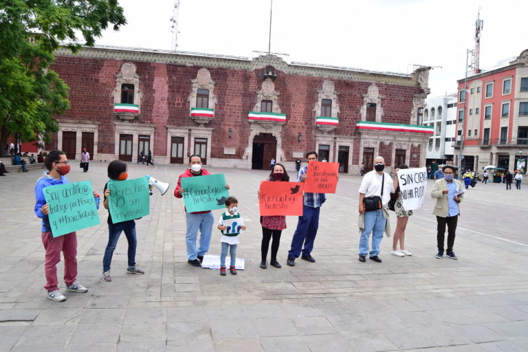 Integrantes del Sindicato Cátedras Conacyt protestaron en la Plaza de la Patria de Aguascalientes