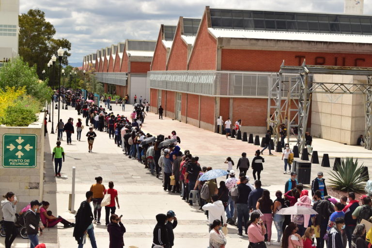 Esperé seis horas y no alcancé a vacunarme: testimonio de la jornada extraordinaria de vacunación en Aguascalientes