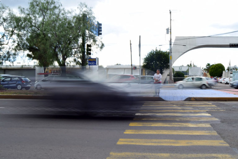 Imposible, el cruce peatonal de Jardines Eternos y Segundo Anillo