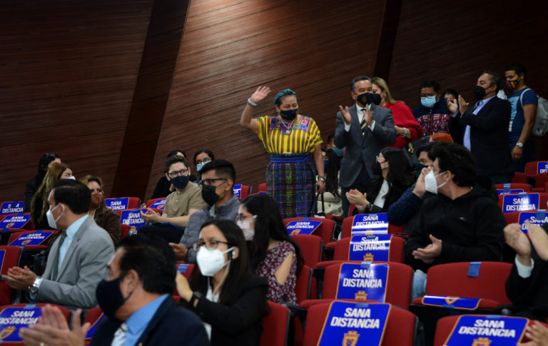 Conviértanse en un nuevo liderazgo para la humanidad: Rigoberta Menchú a universitarios