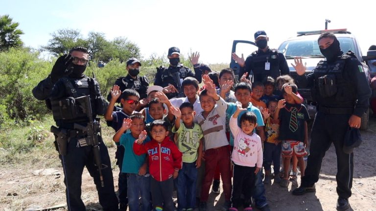 Policías estatales regalaron ropa en comunidad de escasos recursos
