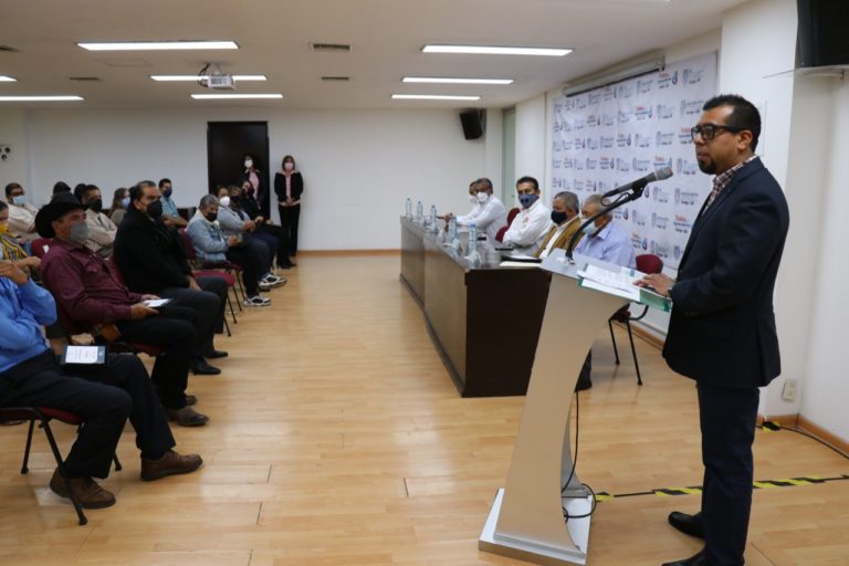 IEA reconoce a personal de apoyo y asistencia a la educación por trayectoria laboral