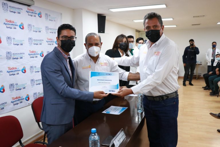 IEA reconoce a personal médico y educativo que participó en las jornadas de vacunación magisterial