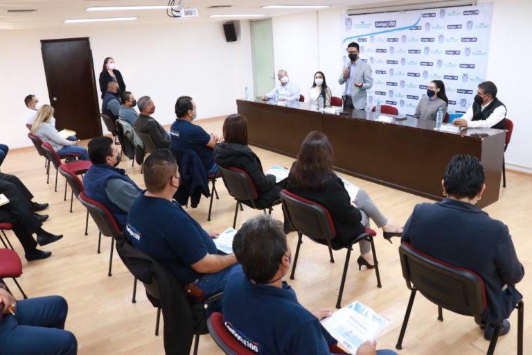 IEA reconoce a personal de apoyo y asistencia a la educación por su labor en la rehabilitación de escuelas