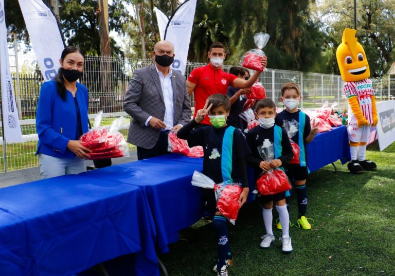 Club Necaxa donó uniformes en Aguascalientes