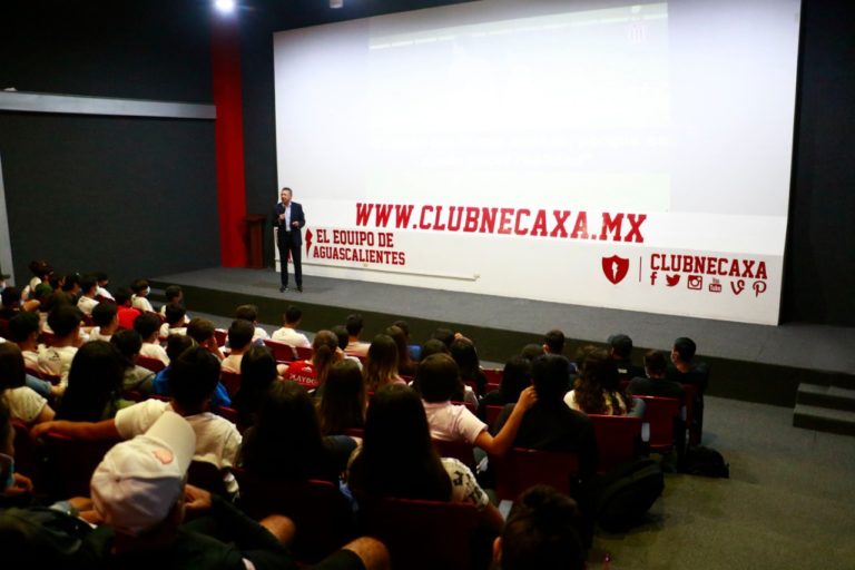 Picas Becerril compartió vivencias con las Centellas y jugadores de fuerzas básicas de Necaxa