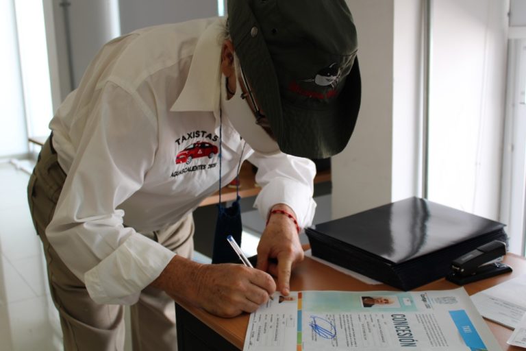 CMOV entregó últimas concesiones a taxistas como parte de la primera convocatoria