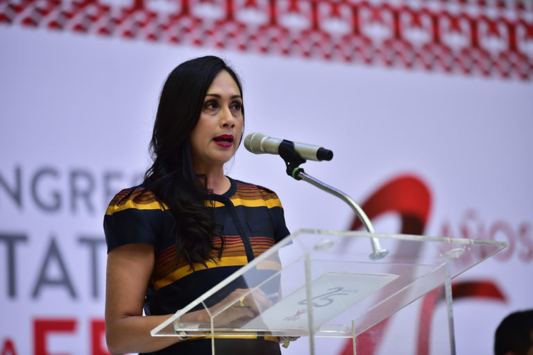 La historia de Adela Navarro, la editora mexicana galardonada con el premio María Moors Cabot