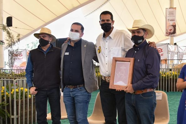 Víctor Cummings Alba recibió el reconocimiento al Mérito Ganadero en Aguascalientes