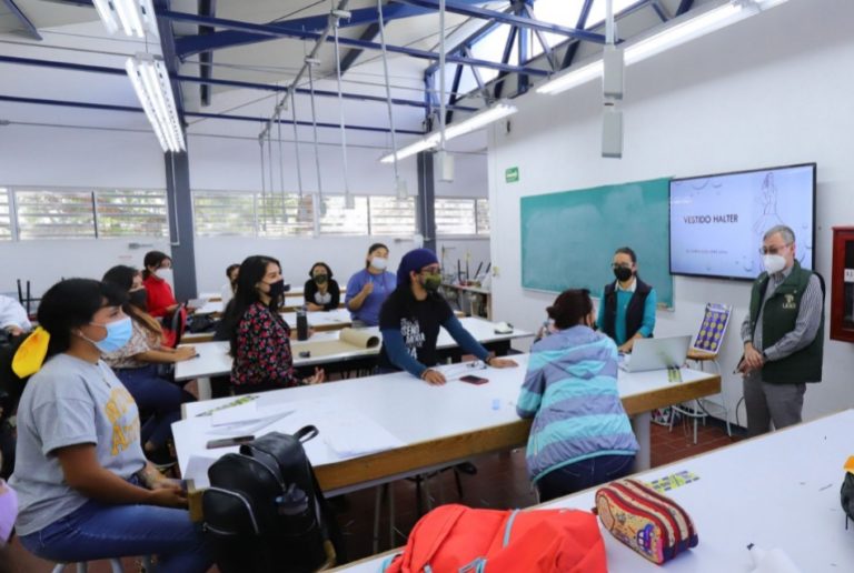 Rector de la UAA realiza recorrido para conocer opinión de los estudiantes sobre modelo híbrido