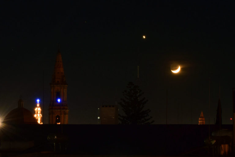 Mira al cielo hoy por la noche, podrás ver la conjunción de la Luna y Venus
