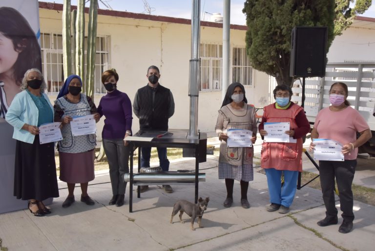 En Aguascalientes, DIF Estatal entrega estufas ecológicas en la comunidad El Duraznillo