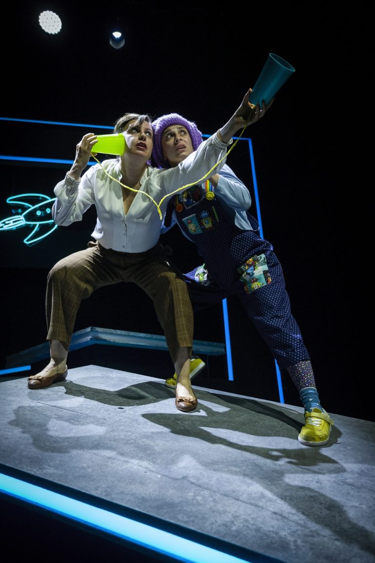 Este fin de semana, disfruta de la obra de teatro Acá en la tierra