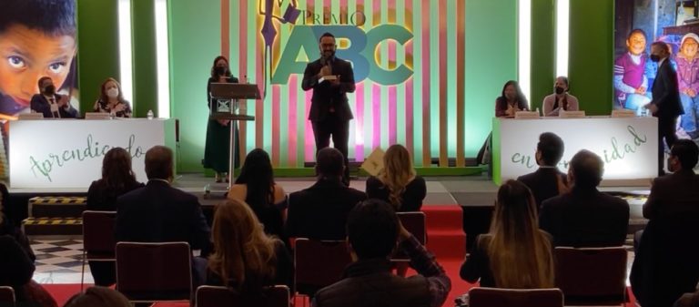 Maestro aguascalentense recibe premio ABC 2021 de Mexicanos Primero   