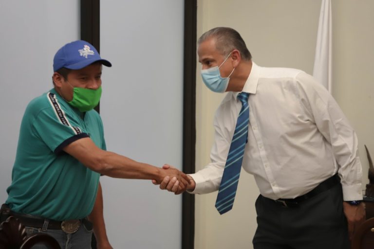 Entrega Antonio Arámbula apoyos a comerciantes de Prol. Zaragoza en Aguascalientes