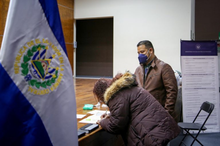 Consulado de El Salvador recibió a cerca de 20 de sus connacionales 