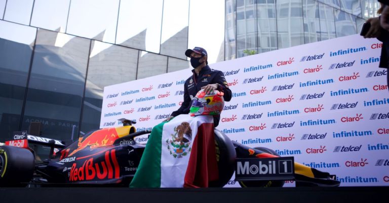Checo Pérez: “para mí sería un sueño ganar aquí en México”; presenta su nuevo casco