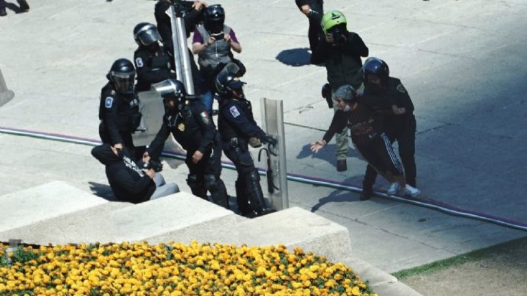 Grupo de mujeres interrumpe evento de Checo Pérez y Red Bull en Reforma