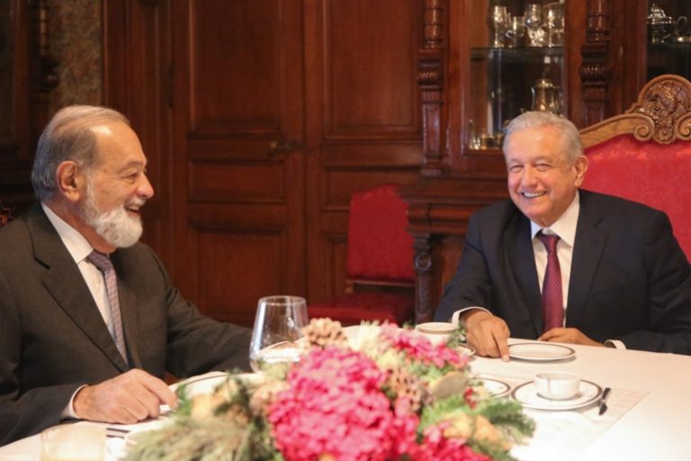 López Obrador recibe en Palacio Nacional al empresario Carlos Slim