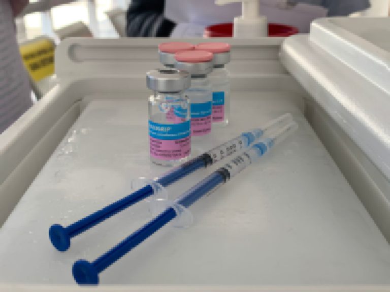 Compatibles, vacuna contra influenza y covid-19; no hay riesgo al combinarlas