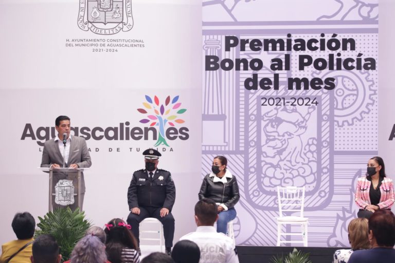 Policías municipales de Aguascalientes reciben bono por su destacada labor
