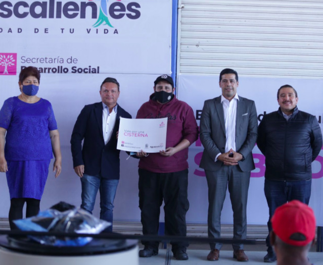 Entregan tinacos y cisternas a vecinos de Santa Anita en Aguascalientes