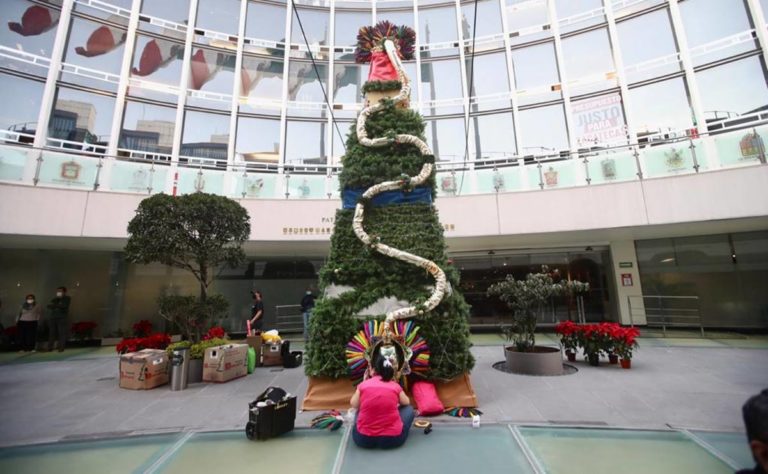 Quetzalcóatl en el árbol de Navidad: encienden polémica en el Senado