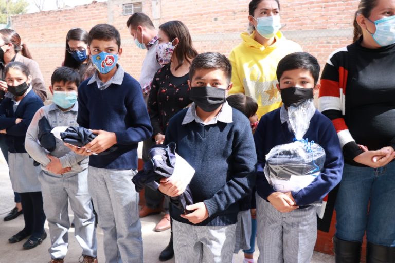 Entrega IEA 20 mil uniformes deportivos a estudiantes de comunidades rurales