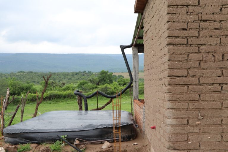 Sedrae apoyó a productores con bolsas de geomembrana para recolección de agua de lluvia   