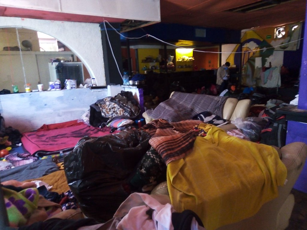 Hasta 120 migrantes pasan la noche frente al Instituto Nacional de Migración, en lo que antes era un bar