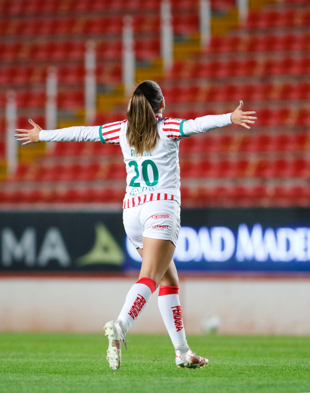 Centellas se presentaron ante su afición en el Estadio Victoria