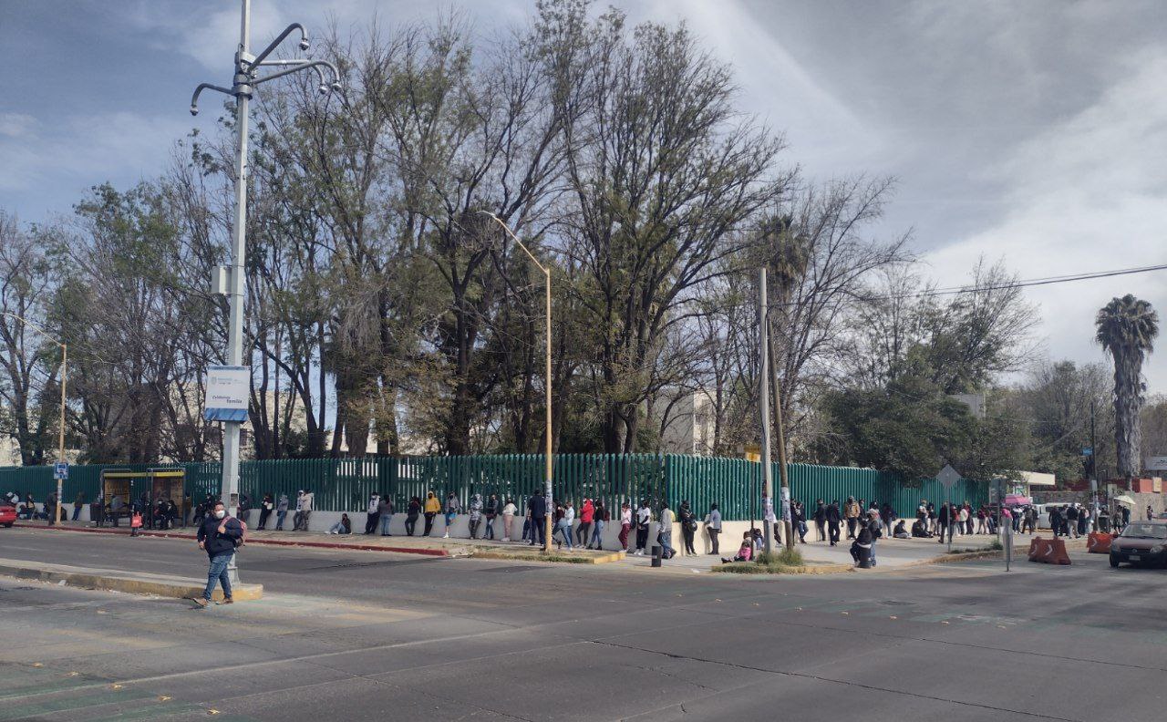 En Aguascalientes, casi 4 horas de fila para hacerse una prueba covid-19 y salir positivos