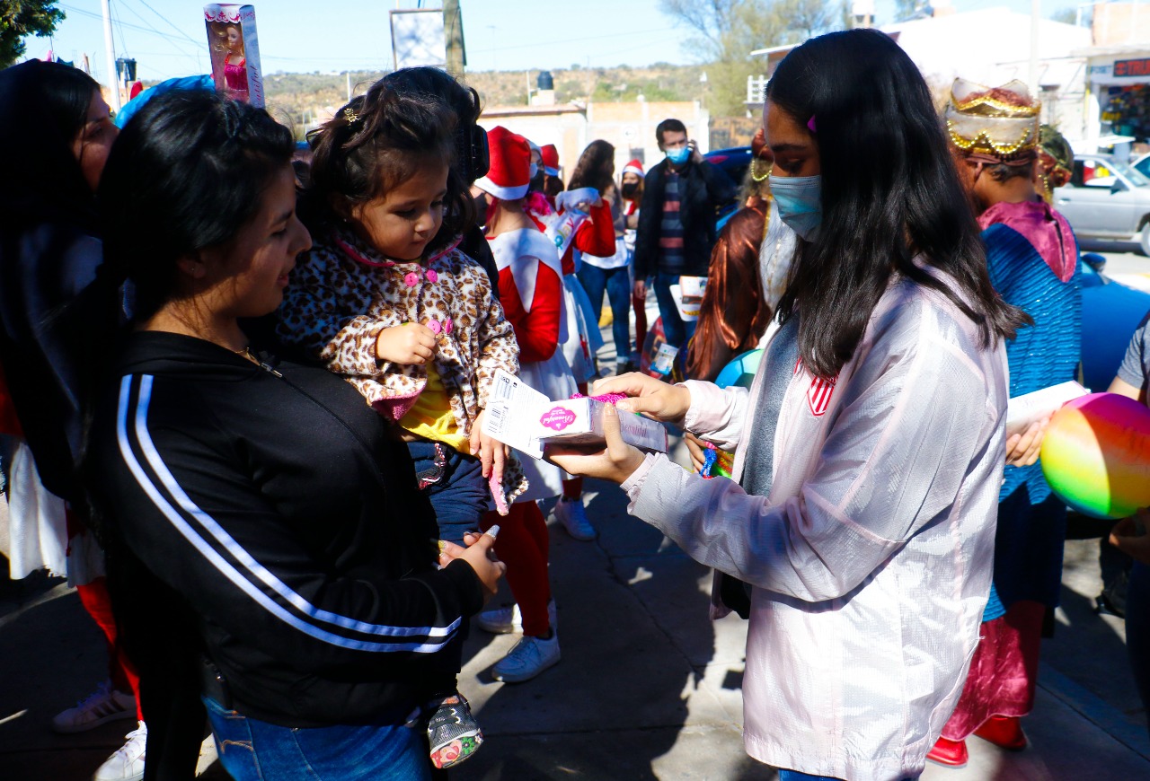 Centellas entregan juguetes recolectados en el Rayotón de Aguascalientes