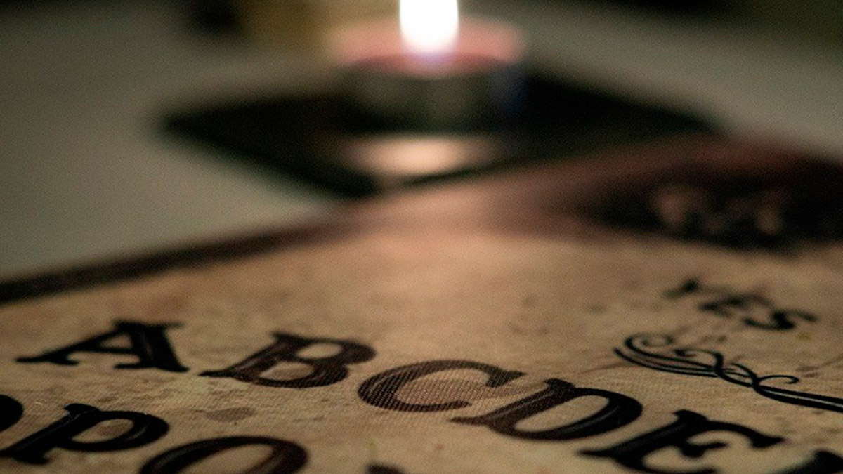 Detienen a 12 menores de edad por jugar ouija en un panteón