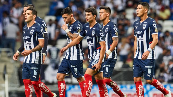 Aficionados increpan a jugadores de Rayados y colocan mantas contra Pizarro y Janssen