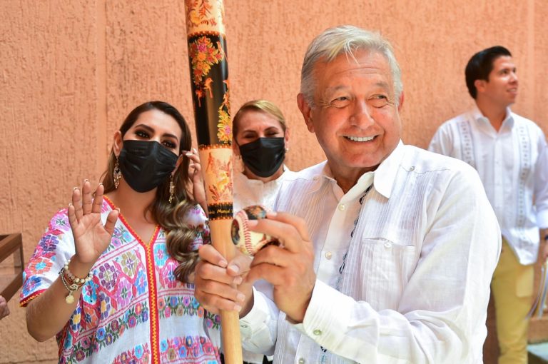 Presidente anuncia inversión de mil millones de pesos anuales para caminos de La Montaña de Guerrero