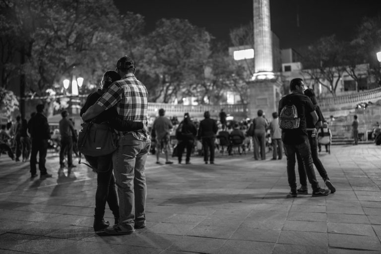 Te contamos los beneficios del abrazo