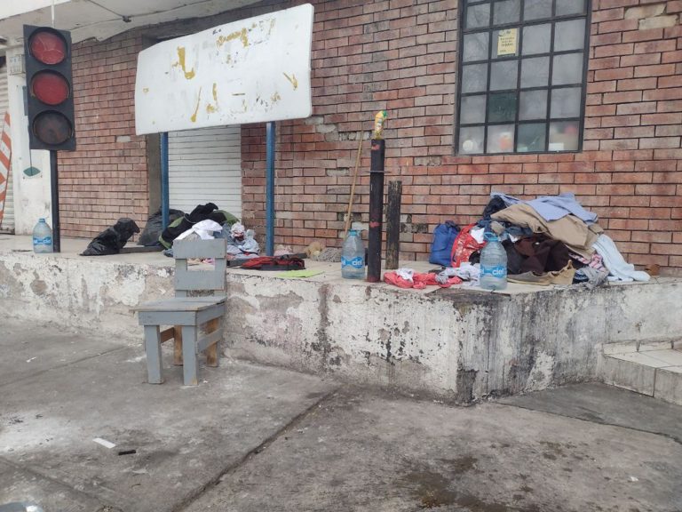Hacinados, migrantes viven frente al Instituto Nacional de Migración en Jesús María