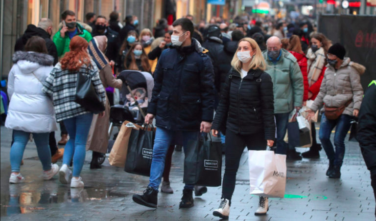 Países europeos levantan restricciones por covid. Estas son sus razones
