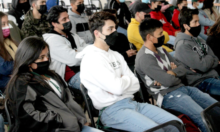 Estudiantes de la UTNA participan en el ciclo de conferencias del Aerofest 2022   